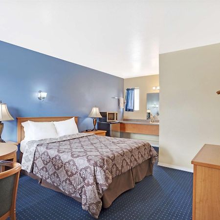 Days Inn By Wyndham Seattle North Of Downtown Экстерьер фото
