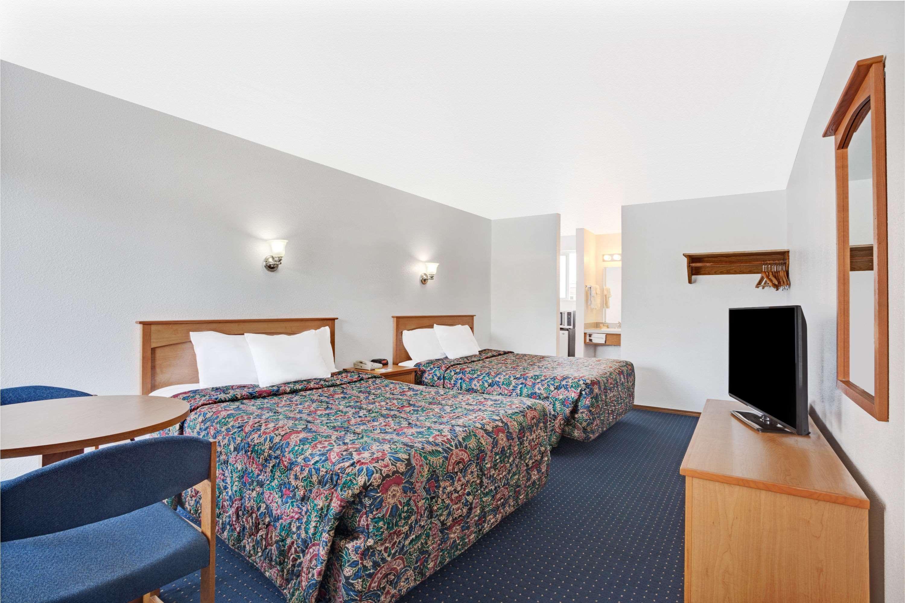 Days Inn By Wyndham Seattle North Of Downtown Экстерьер фото