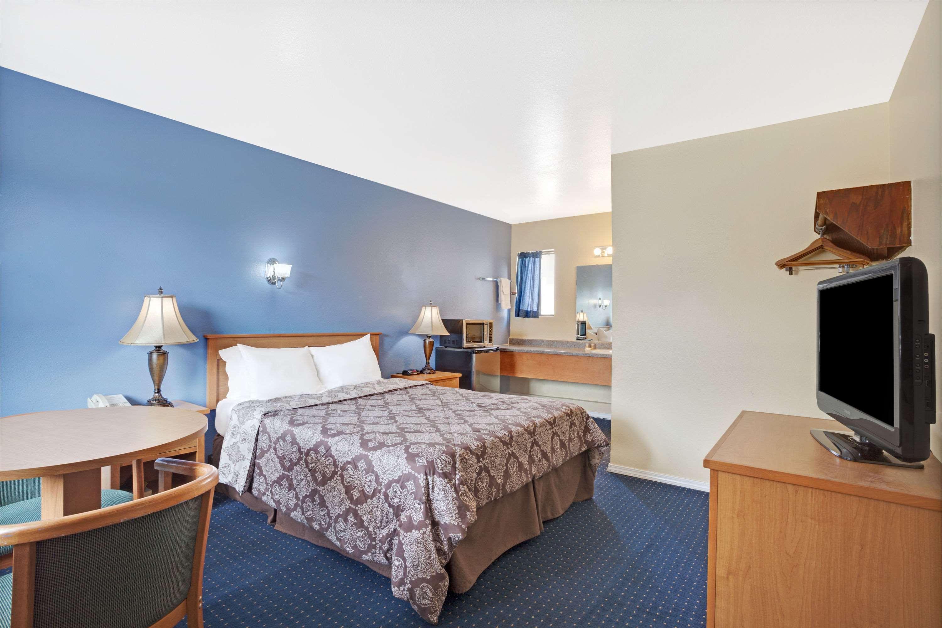 Days Inn By Wyndham Seattle North Of Downtown Экстерьер фото