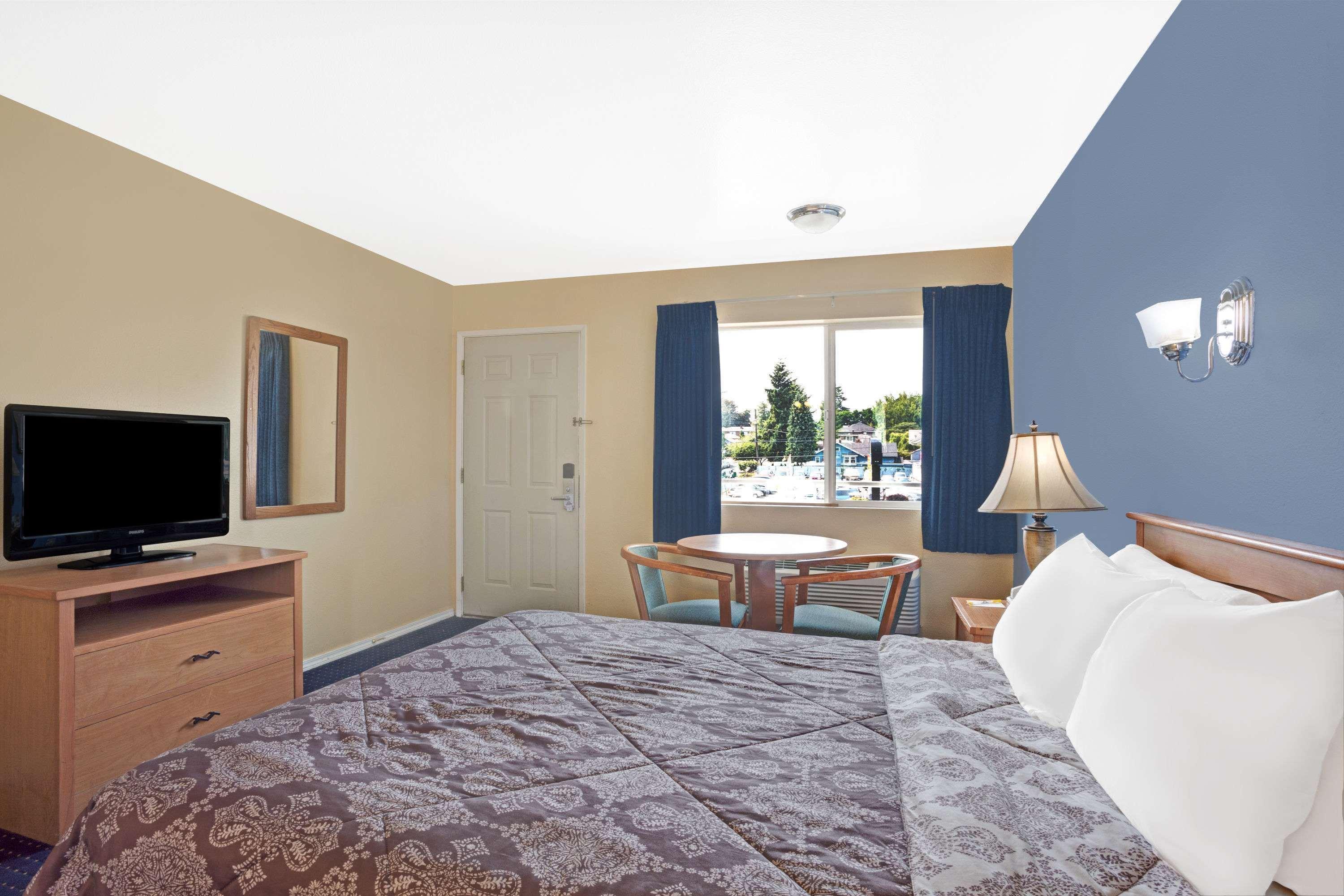 Days Inn By Wyndham Seattle North Of Downtown Экстерьер фото