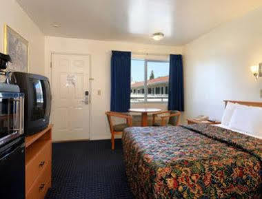 Days Inn By Wyndham Seattle North Of Downtown Экстерьер фото