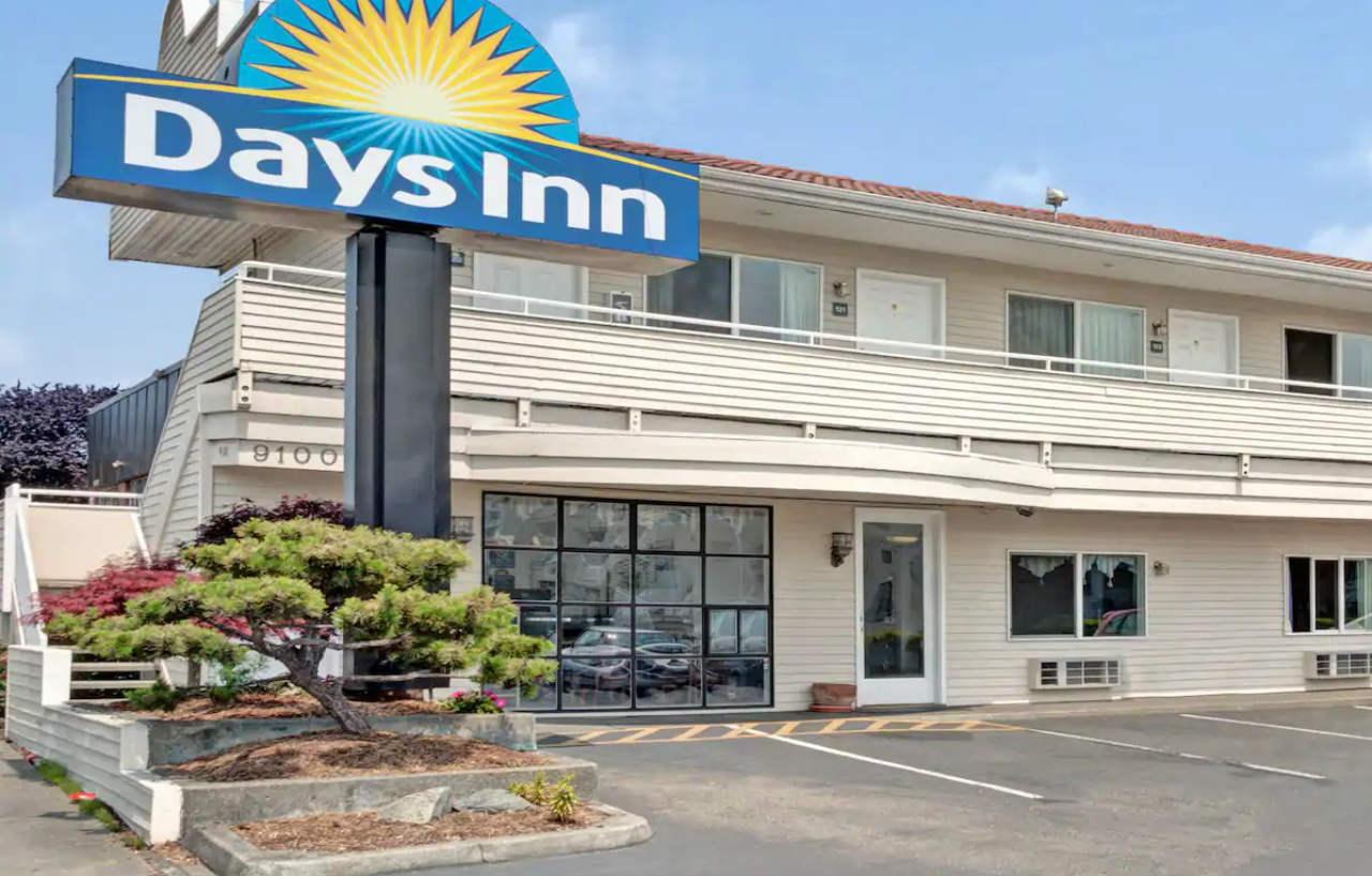 Days Inn By Wyndham Seattle North Of Downtown Экстерьер фото